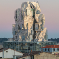 Vue de La Tour imaginée par Frank Gehry, Parc
des Ateliers, LUMA, Arles, France.
© Adrian Deweerdt